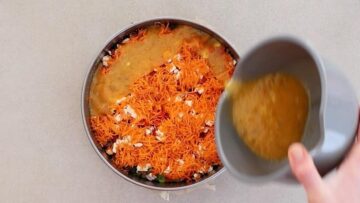 Bunte Gemüsequiche ohne Boden: Gießen