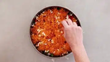 Bunte Gemüsequiche ohne Boden: Schichten