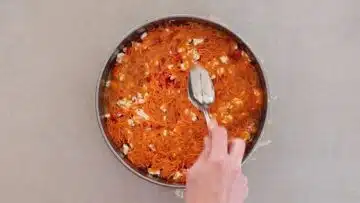 Bunte Gemüsequiche ohne Boden: Verteilen