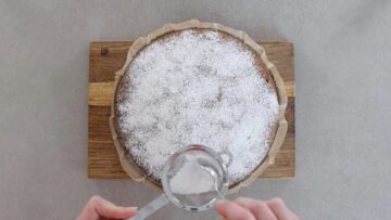 Gesunder Karottenkuchen ohne Mehl und Zucker: Dekorieren