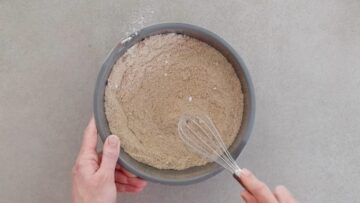 Gesunder Karottenkuchen ohne Mehl und Zucker: Mischen