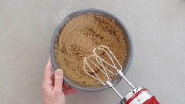 Gesunder Karottenkuchen ohne Mehl und Zucker: Rühren