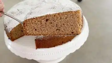 Gesunder Karottenkuchen ohne Mehl und Zucker: Schneiden