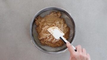 Gesunder Karottenkuchen ohne Mehl und Zucker: Umfüllen