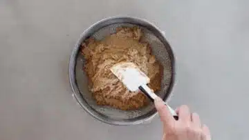 Gesunder Karottenkuchen ohne Mehl und Zucker: Umfüllen