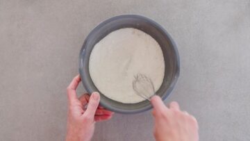 Kalorienarmer Apfelkuchen mit Joghurt und Quark: Mischen