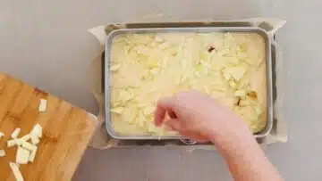 Kalorienarmer Apfelkuchen mit Joghurt und Quark: Umfüllen