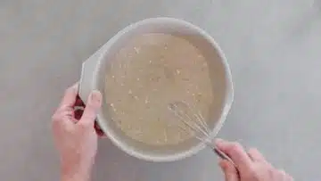 Kalorienarmer Möhrenkuchen ohne Zucker: Mischen