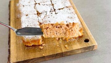 Kalorienarmer Möhrenkuchen ohne Zucker: Schneiden