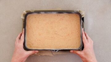 Kalorienarmer Möhrenkuchen ohne Zucker: Umfüllen