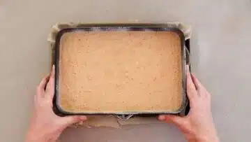 Kalorienarmer Möhrenkuchen ohne Zucker: Umfüllen