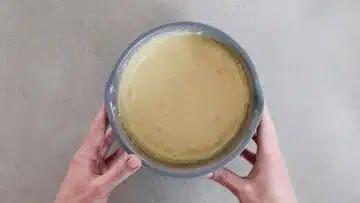 Keto Mandelmusbrot: Rühren