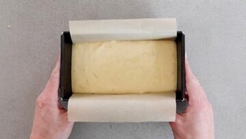 Keto Mandelmusbrot: Umfüllen