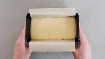 Keto Mandelmusbrot: Umfüllen