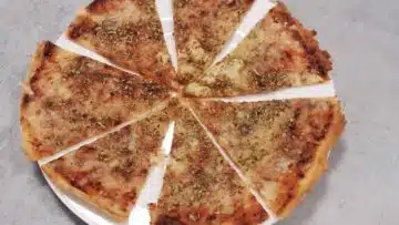 Keto Pizza: Backen im Ofen