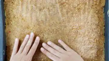 Low Carb Apfelkuchen vom Blech: Verteilen