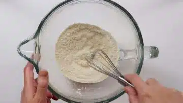 Low Carb Croutons selber machen: Mischen