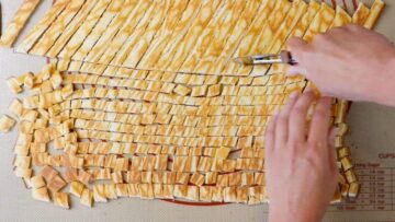 Low Carb Croutons selber machen: Schneiden