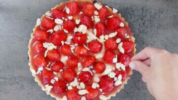 Low Carb Erdbeerkuchen mit Pudding: Dekorieren