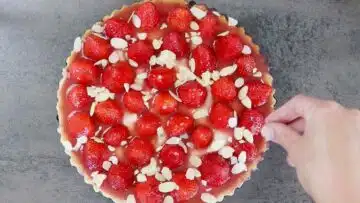 Low Carb Erdbeerkuchen mit Pudding: Dekorieren