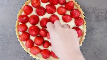 Low Carb Erdbeerkuchen mit Pudding: Erdbeeren verteilen