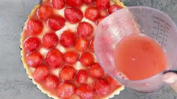 Low Carb Erdbeerkuchen mit Pudding: Gießen