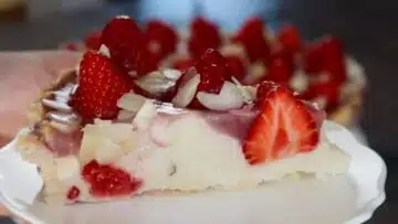 Low Carb Erdbeerkuchen mit Pudding: Schneiden