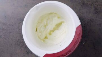 Low Carb Frischkäse Frosting ohne Butter: Aufschlagen