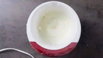 Low Carb Frischkäse Frosting ohne Butter: Unterheben