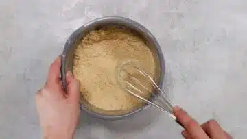 Low Carb Hüttenbrot mit Hüttenkäse: Mischen