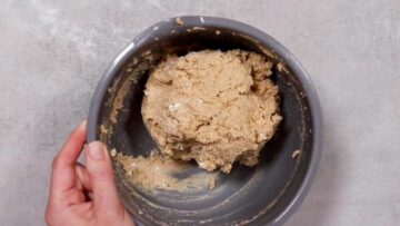 Low Carb Hüttenbrot mit Hüttenkäse: Rühren