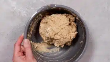 Low Carb Hüttenbrot mit Hüttenkäse: Rühren