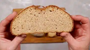 Low Carb Hüttenbrot mit Hüttenkäse: Schneiden