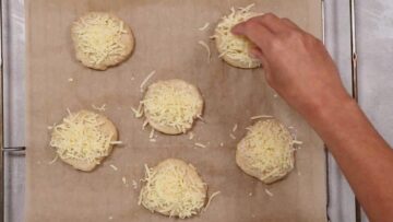 Low Carb Käsebrötchen: Backen