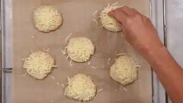 Low Carb Käsebrötchen: Backen