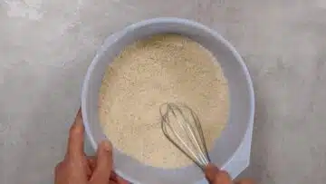 Low Carb Käsebrötchen: Mischen