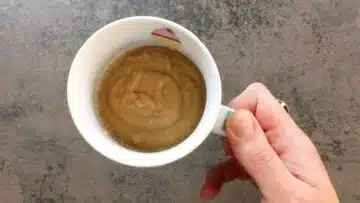 Low Carb Lebkuchen Tassenkuchen: Umfüllen