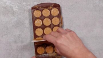 Low Carb Peanut Butter Cups ohne Zucker: Streichen