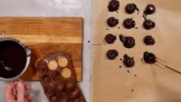 Low Carb Peanut Butter Cups ohne Zucker: Überziehen
