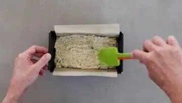 Low Carb Quarkbrot ohne Mehl: Umfüllen