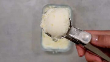 Low Carb Zitroneneis ohne Zucker: Umrühren