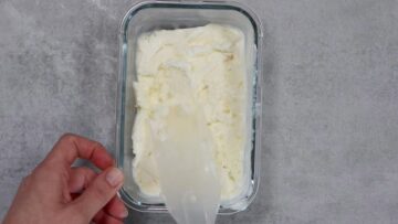 Low Carb Zitroneneis ohne Zucker: Unterheben