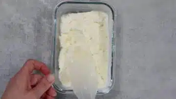 Low Carb Zitroneneis ohne Zucker: Unterheben