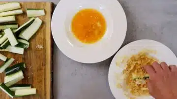 Low Carb Zucchini Pommes: Panieren