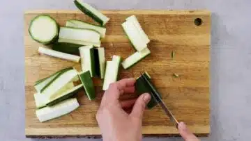 Low Carb Zucchini Pommes: Schneiden