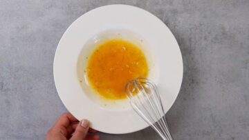 Low Carb Zucchini Pommes: Verquirlen