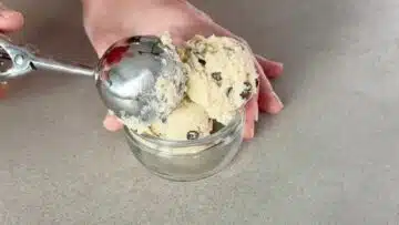 Protein Cookie Dough mit Hüttenkäse: Anrichten