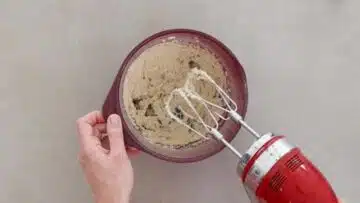 Protein Cookie Dough mit Hüttenkäse: Einrühren