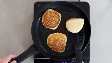 Protein Quarkpfannkuchen ohne Mehl: Durchbacken