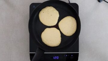 Protein Quarkpfannkuchen ohne Mehl: Verteilen